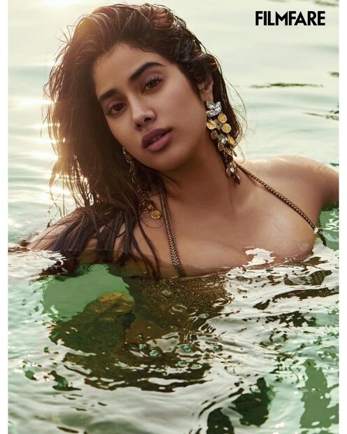 দিনে দিনে লাস্যে ভরে উঠছেন জাহ্নবী। উষ্ণতা চরমে নিয়ে যেতে পারেন তিনি। 