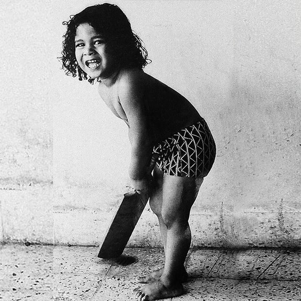 সচিনের বাবা ছিলেন লেখক ও কবি। ছোটবেলা ব্যাট হাতে মজার ছবি লেজেন্ডের। 