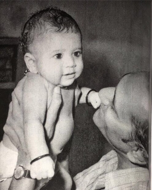 বাবা রমেশ তেন্ডুলকরের কোলে ছোট্ট সচিন। 