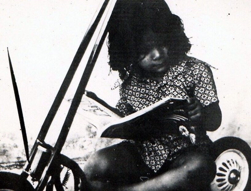 ছোটবেলার ছবি, বইতে মগ্ন চোখ। 