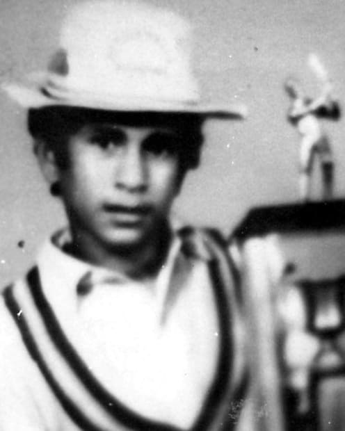 স্কুলজীবনে ক্রিকেটের ট্রফি হাতে। 