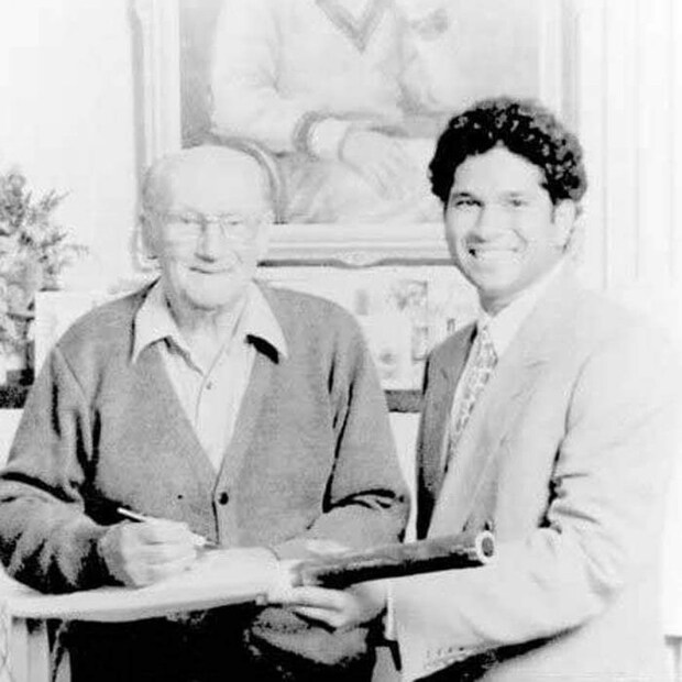 স্যার ডন ব্র্যাডম্যানের সঙ্গে সচিন তেন্ডুলকর। ব্র্যাডম্যানের ৯০ তম জন্মদিনে। 