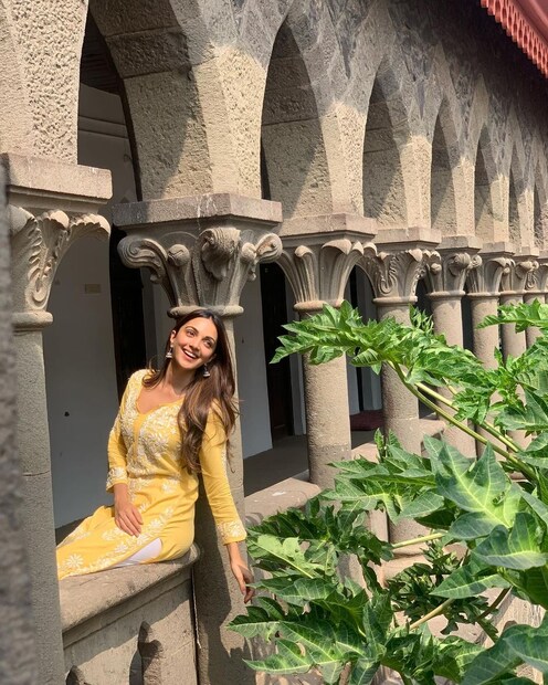 এখানে হলুদ কুর্তায় কিয়ারা আবার পাশের বাড়ির মেয়ে