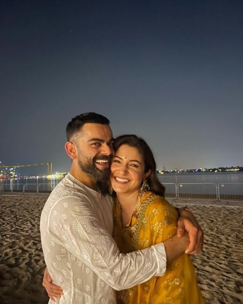 একে অন্যের সান্নিধ্য উপভোগ করেন তাঁরা