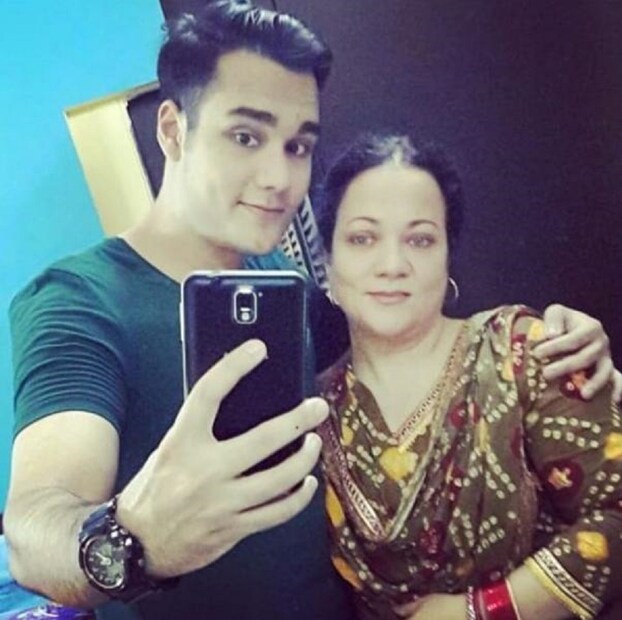 ঠিক কী কারণে সফল কেরিয়ার ছেড়েছিলেন মন্দাকিনি তা অজানাই। তবে খুশির খবর ফের একবার ২৬ বছর পর পর্দায় ফিরছেন নায়িকা। photo source collected