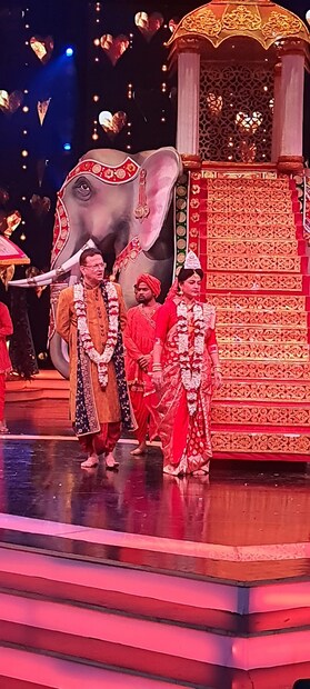 রাজকীয় সেটে তাঁদের অন্তরঙ্গ শরীরী ভাষাই বলে দিচ্ছিল এখনও একে অন্যের প্রেমে তাঁরা মগ্ন ও মুগ্ধ৷