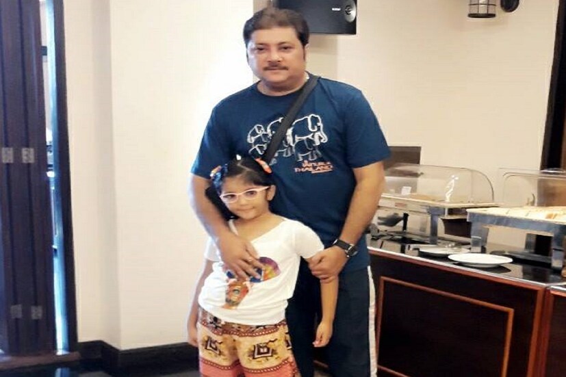 অভিষেকের প্রয়াণের পরে সংযুক্ত বিভিন্ন সময়ে তাঁদের মেয়ে ডলকে নিয়ে নানান কিছু শেয়ার করেছেন, এমনকী মেয়ের নতুন টার্মের স্কুল যাওয়ার প্রথম দিনই হোক বা ছোট্ট ডলের সঙ্গে অভিষেকের ভিডিও সবেতেই যেন বিরাট মিস করছেন প্রয়াত অভিষেককে ৷ ছবি সৌজন্যে ফেসবুক ৷