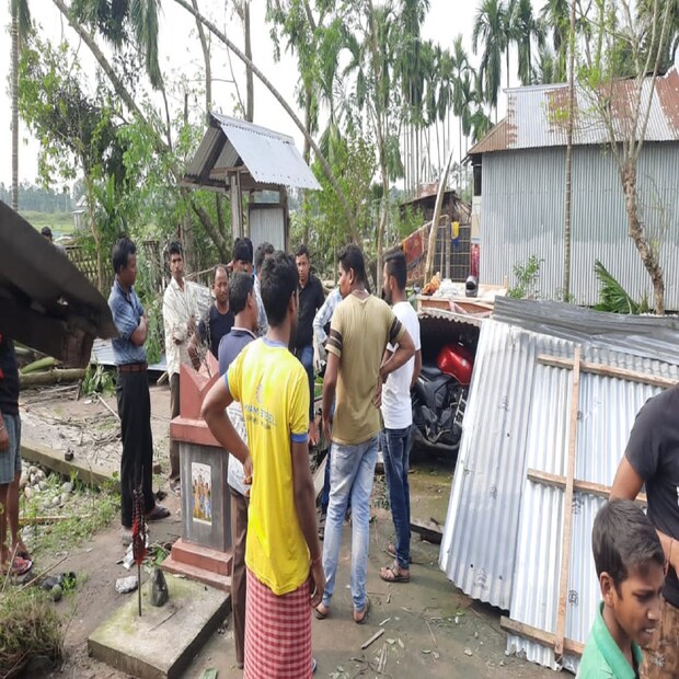 সূত্রের খবর, ঝড়ে এখনও পর্যন্ত দুজনের মৃত্যুর খবর মিলেছে। ঘর ভেঙে, গাছ ভেঙে, বিদ্যুতের খুঁটি উপড়ে দুজনের মৃত্যু হয়েছে বলে স্থানীয় সূত্রে খবর মিলেছে। 