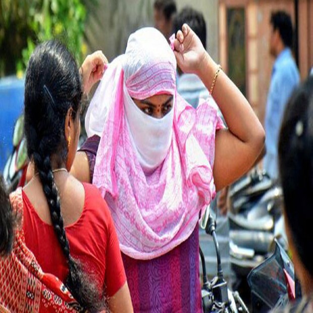 কলকাতা-সহ দক্ষিণবঙ্গের কয়েকটি জেলায় তাপপ্রবাহের পরিস্থিতি তৈরি হয়েছে। কলকাতায় সর্বোচ্চ তাপমাত্রা প্রায় ৪০ ডিগ্রি ছুঁইছুঁই। 