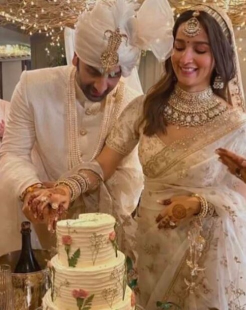 তবে সাত পাক ঘোরার পাশাপাশি কেক কেটে নিজেদের এই নতুন যাত্রার সূচনা করেছেন রালিয়া। 