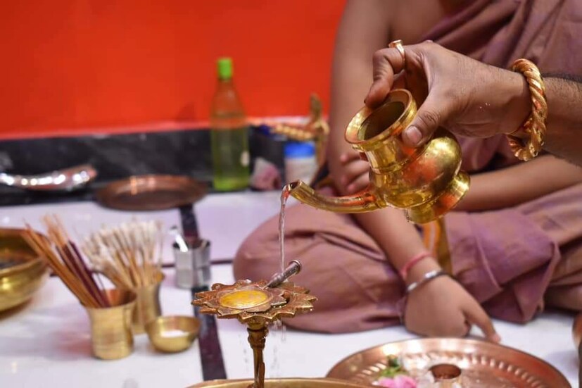 প্রতিষ্ঠাতা ঋষিকেশব শাস্ত্রী বলেন, 'এই পুজো শুরু হয় ২০০০ সালে। তখন আমি ষষ্ঠ শ্রেণীর ছাত্র। তখন কিছুই বুঝতাম না। বাড়িতে প্রচুর ঘাত-প্রতিঘাত হয়েছে সেই সিদ্ধান্ত নিয়ে, যে বাচ্চা একটা ছেলের কথা শুনে পুজো? সেখানে বাবার বিশাল এক আপত্তি ছিল। প্রচুর কথাবার্তা এবং মানানোর পর পুজোর সিদ্ধান্ত হয়। মা ভীষণভাবে সাপোর্ট করেছিল। তারপরও বাঁধা আসে। কিন্তু পুজোর ঠিক ১৭ দিন আগে আমার মা স্বপ্ন দেখে। তার পরপর বাবাও স্বপ্ন দেখে। তাই এটা নিয়ে বাবা আর কোনও বাঁধা দেয় না। তাই পুজো শুরু হয়। তখন আমাদের আর্থিক দিক খুব একটা যে স্বচ্ছল ছিল, তা নয়। খুব একটা খারাপও ছিল না। তবে দূর্গাপুজো করার মতো যে একটা মানসিকতা দরকার, তা ছিল না। একটা বাচ্চা ছেলের ইচ্ছায় এই অনুমতি দেওয়া বা স্বীকৃতি দেওয়া, এটার জন্য সবাই প্রস্তুত ছিল না। ২০০০ সালে যখন শুরু হল, ২০০১ সালে তখন আর কাউকে কিছু বলতে হয়নি।'(Story & Image: Vaskar Chakraborty)