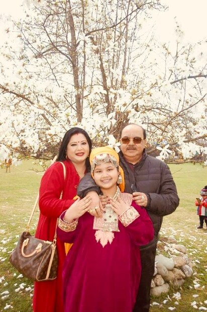*কাশ্মীরে মেয়ে মহুলের সঙ্গে শোভন চট্টোপাধ্যায় এবং বৈশাখী বন্দ্যোপাধ্যায়। মহুল কাশ্মীরী রমণীর ট্রেডিশনাল পোশাকে। 