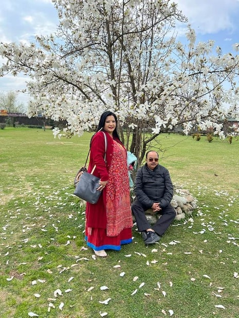 *কাশ্মীর ভ্রমণকালীন ছবিতে শোভন চট্টোপাধ্যায় এবং বৈশাখী বন্দ্যোপাধ্যায়। ছবি: ফেসবুক পেজ।