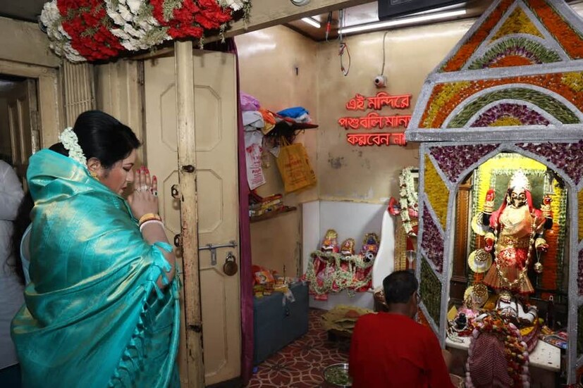 *লেক কালীমন্দিরে পুজো দিচ্ছেন শোভন চট্টোপাধ্যায় এবং বৈশাখী বন্দ্যোপাধ্যায়। ছবি:ফেসবুক। 