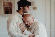 জামাই রণবীরের বুকে কান পাতলেন শ্বশুর মহেশ ভাট! হাতে জামাই-মেয়ের নামের মেহেন্দি!