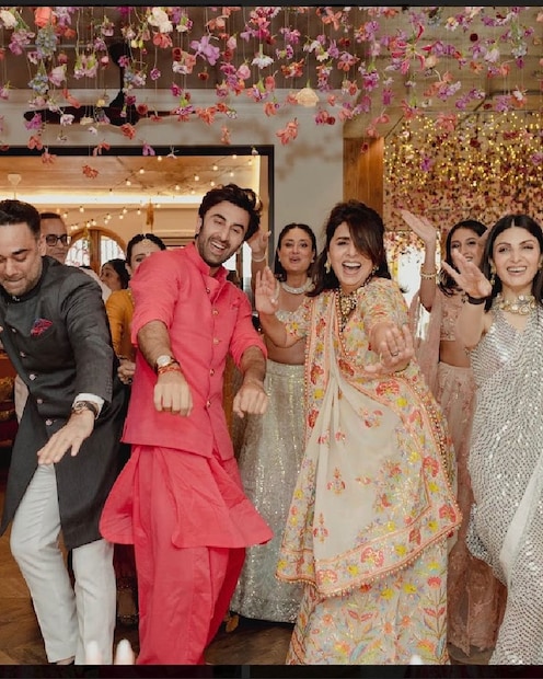 ১৪-ই এপ্রিল ছিল তাঁদের বিয়ে। কড়াকড়ি থাকলেও, ভি-ক্যাট বা রণ-দীপের মতো কড়াকড়ি তাঁরা করেননি। বিয়ের দিন চুটিয়ে নেচেছেন রণবীর। সঙ্গে ছিলেন মা নীতু কাপুর। photo source Instagram 