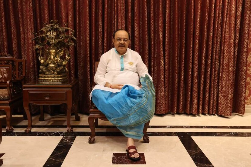 *কলকাতার প্রাক্তন মেয়র পরেছিলেন পাট ভাঙা নতুন সাদা পাঞ্জাবির সঙ্গে আকাশী ধুতি। ছবি:ফেসবুক। 