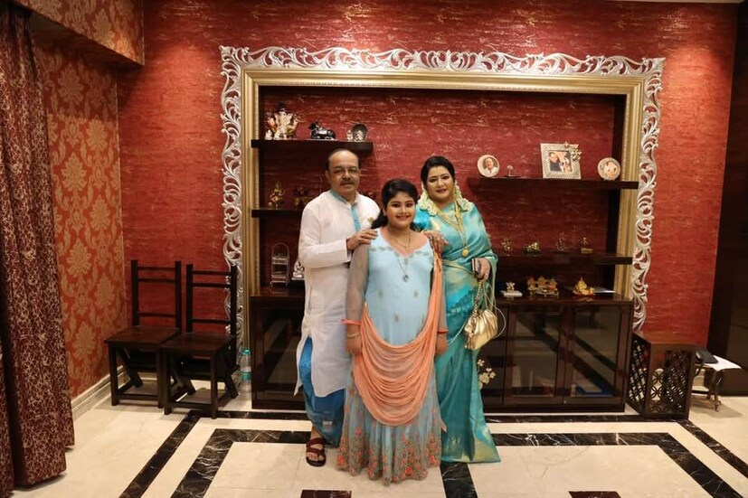 *রঙ মিলিয়ে পোশাক পরা তাঁদের কাছে নতুন কিছু নয়। যে কোনও সময়েই বাইরে তাঁদের রঙ মিলিয়ে পোশাক পরতে দেখা যায়। এমনকি বৈশাখী বন্দ্যোপাধ্যায়ের বিবাহবিচ্ছেদের দিনেও আদালতে তাঁদের রঙ মিলিয়ে পোশাক পরে আদালিত চত্বরে দেখা গিয়েছিল। ছবি:ফেসবুক। 