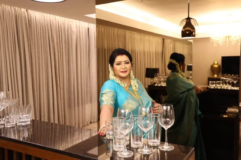 *এ দিন বৈশাখী বন্দ্যোপাধ্যায় পরেছিলেন সাদা এবং আকাশী নীলের মিশেলে সিল্কের সামী শাড়ি। ছবি:ফেসবুক। 
