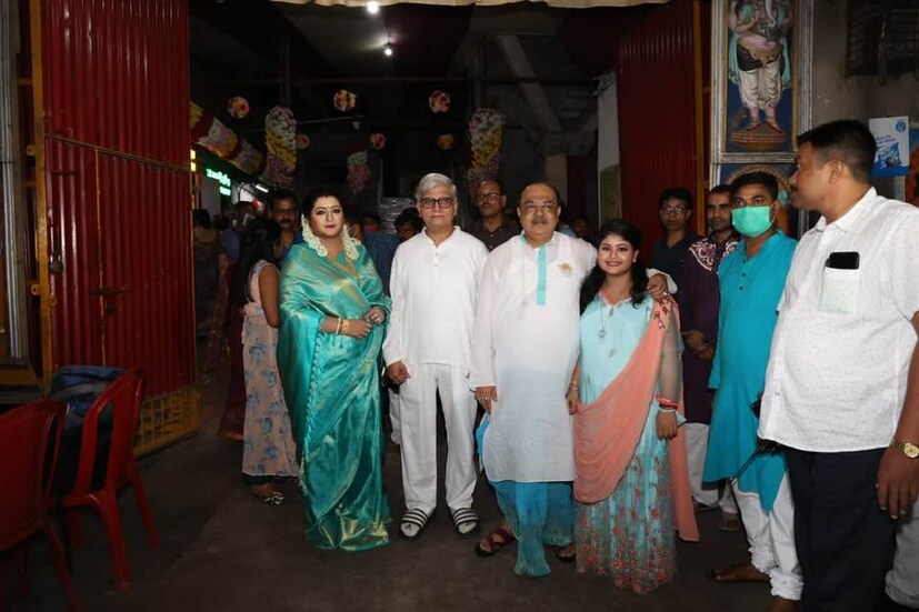 *লেক কালীবাড়ির সামনে নববর্ষের সন্ধ্যায় শোভন চট্টোপাধ্যায় এবং বৈশাখী বন্দ্যোপাধ্যায়। ছবি:ফেসবুক। 