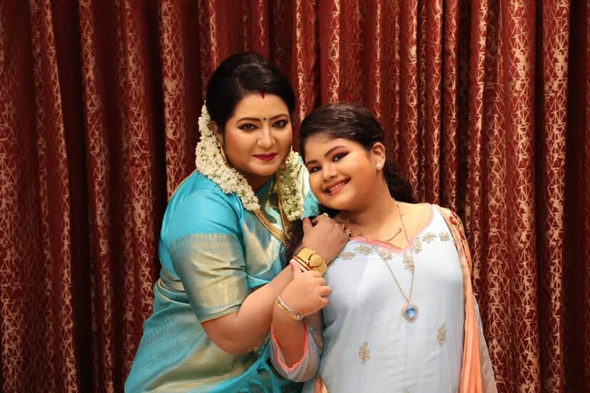 *বৈশাখী বন্দ্যোপাধ্যায় এবং অধ্যাপক মনজিৎ মণ্ডলের একমাত্র সন্তান মহুল প্রথম থেকেই মা এবং শোভন চট্টোপাধ্যায়ের সঙ্গে থাকে। ছোট্ট মহুলকেও রঙ মিলিয়ে পোশাক পরতে দেখা গিয়েছে বছর পয়লায়। ছবি:ফেসবুক। 