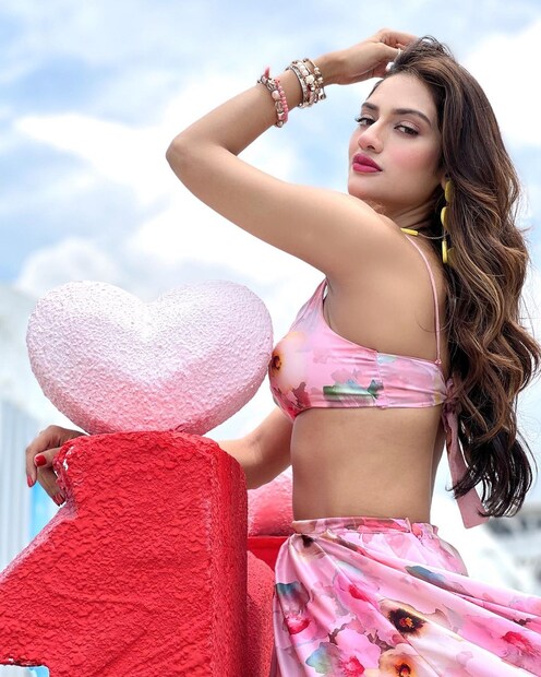 এই দারুণ ব্যস্ততার মধ্যেও নুসরত কিন্তু সোশ্যাল মাধ্যমে বেশ অ্যাক্টিভ। সেখানেই নিজের জীবনের নানা কিছু শেয়ার করেন তিনি।photo source Instagram 