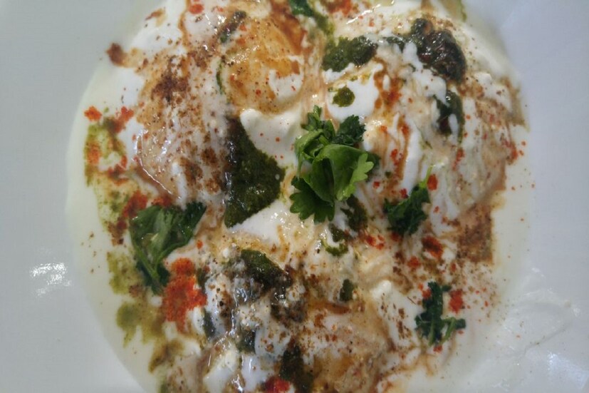 ৩) দই ভাল্লা (Steamed Dahi Bhalla):এটিও একটি এমন পদ যা সত্যিকেরই স্বাস্থ্যসম্মত একটি পদ ৷ ভাল্লা এই পদটি কোনও ক্ষতিকারক ভাজাভুজি নয় ৷ প্রোটিনে পরিপূর্ণ একটি খাবার যা সত্যিকারেই জিভে জল আনে ৷ প্রতীকী ছবি ৷