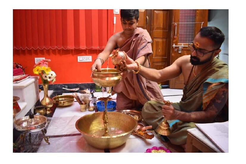 কত টাকা ছিল তখন বাজেট এই বাসন্তী পুজোর? এটা কীভাবে সম্ভব হল? তিনি বলেন, 'সবই মায়ের কৃপা। ১৮০০ টাকা দিয়ে শুরু করি মায়ের পুজো। ১৩০ টাকার শাড়ি, সওয়া মিটার কাপড়, রুমালে বরণ করি মহাদেবকে। শাকম্বরীকে যখন দেখি, তখন বলি, ভাবিনি মা, তুমি এত বৃহৎ হবে।'(Story & Image: Vaskar Chakraborty)