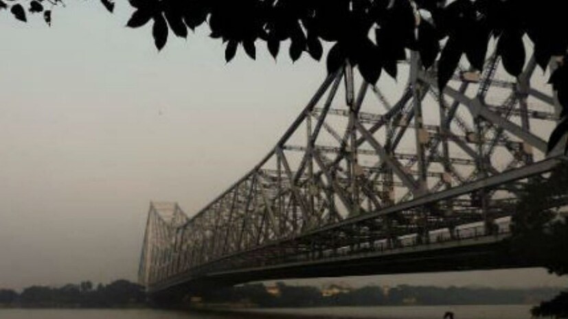 বজ্রবিদ্যুৎ-সহ বিক্ষিপ্ত বৃষ্টির সম্ভাবনা। বিকেলের দিকে কোথাও কোথাও দমকা হাওয়া বইতে পারে। উত্তরবঙ্গে বৃষ্টির পরিমাণ কমবে ৷ বজ্রবিদ্যুৎ-সহ হালকা থেকে মাঝারি বৃষ্টি চলবে। দার্জিলিং, কালিম্পং, আলিপুরদুয়ার, কোচবিহার এবং জলপাইগুড়ি জেলায় বৃষ্টির সম্ভাবনা বেশি। Representative Image