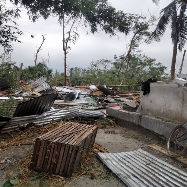 তাদের ঘরে গাছ ও বিদ্যুতের খুঁটি উপড়ে পড়ে। এদিকে ওই ব্লকেই ঘুুঘুমারির পালপাড়া এলাকায় দেবদাস পাল নামে অপর এক ব্যক্তির মৃত্যু হয়েছে। 