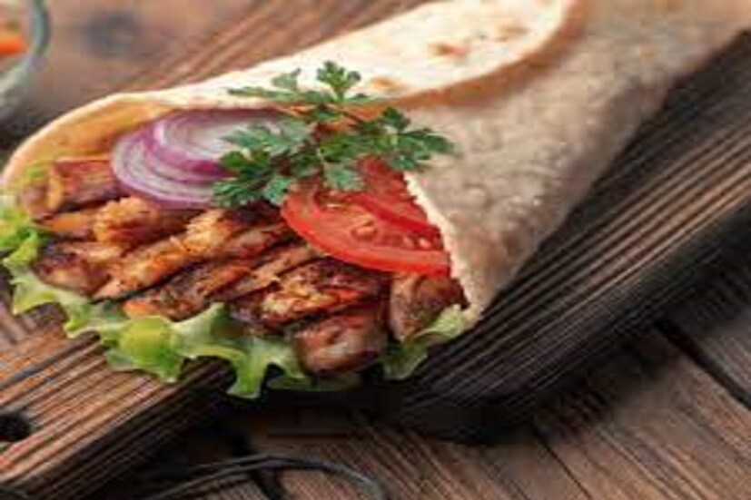 ৫) লো ফ্যাট চিকেন শাওর্মা (Low-Fat Chicken Shawarma): প্যান ফ্রায়েড চিকেনের সঙ্গে নানান ধরনের সব্জি দিয়ে দুর্দান্ত স্বাস্থ্যসম্মতএকটি পদ যা সত্যিকারেই স্বাস্থ্যকর পদে তৃপ্তিতে মন ভরে উঠবে রমজান মাসে ৷ প্রতীকী ছবি ৷
