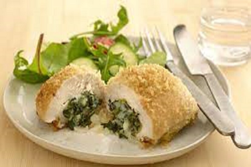 ৬) মিন্সড চিকেন রোল র‍্য‍াপড স্পিনচ লিভ (Minced Chicken Rolls Wrapped In Spinach Leaves): দুর্দান্ত এই পদ ইফতারের জন্য অত্যন্ত উপাদেয় ৷ নিয়মিত রোলের থেকে একটু ভিন্ন স্বাদের এই রোল ৷ মশলা দিয়ে মুরগির মাংস মেখে পালং শাক দিয়ে ঢেকে রাখতে হবে ৷ বিশেষ ভাপেই করতে হবে এই রান্নাটি ৷ গরম গরম ইচ্ছে মত সস দিয়ে করুন এই পদটির রান্না ৷ প্রতীকী ছবি ৷