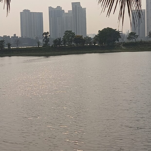৫৯ দিন পর কলকাতায় বৃষ্টি। যদিও বৃষ্টির পরিমাণ .২ মিলিমিটার। রবিবারের পর বৃষ্টির সম্ভাবনা আরও বাড়বে কলকাতা ও সংলগ্ন জেলায়। সোম ও মঙ্গলবার বজ্রবিদ্যুৎ সহ বৃষ্টির সঙ্গে দমকা ঝোড়ো হাওয়া, হতে পারে কালবৈশাখী। Story: Biswajit Saha