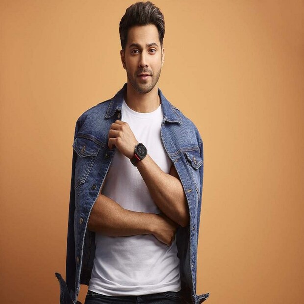 বরুণ ধাওয়ান আলিয়াকে একটি গুচির জুতো উপহার দিয়েছেন, যার দাম ৪ লক্ষ টাকা।