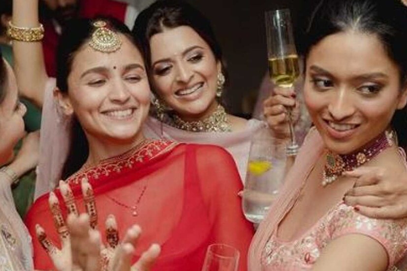 এখন তিনি নববধূ। বিয়ের ঘোর কাটতে এখনও অনেক দেরি। তবে কাজে তো ফিরতেই হবে। আজ মঙ্গলবার থেকেই ফের কাজে যোগ দিলেন আলিয়া ভাট। 