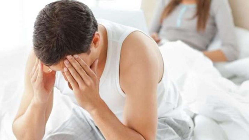  ওরাল সেক্স (Oral Sex): যৌন জীবনের অন্যতম অঙ্গ হল ওরাল সেক্স। আসলে এক্ষেত্রে যৌন পরিতৃপ্তির জন্য মুখ, ঠোঁট, জিভ ব্যবহার করা হয়ে থাকে। যদিও ওরাল সেক্স বা মৌখিক যৌনতার মাধ্যমে গর্ভসঞ্চার সম্ভব নয়, তবে এই ধরনের যৌনতায় কিন্তু সংক্রমণের সম্ভাবনা থাকে। তবে এটা প্রতিরোধ করারও উপায় রয়েছে। ঠিক যেভাবে কন্ডোমের মাধ্যমে যৌনবাহিত সংক্রমণকে রুখে দেওয়া যায়, ঠিক সেভাবেই মৌখিক মিলনের মাধ্যমে ছড়িয়ে পড়া সংক্রমণও ঠেকানো সম্ভব। তার জন্য ওরাল সেক্সের সময় ব্যবহার করতে হবে জিভের কন্ডোম, ডেন্টাল ড্যাম ইত্যাদি। এগুলিকে আবার ওরাল কন্ডোমও বলা হয়। আর এর ব্যবহারের ফলে আটকানো যাবে ক্ল্যামিডিয়া, হারপিস, গনোরিয়া, সিফিলিস এবং এইচপিভি-র মতো সংক্রমণ। Representational Image
