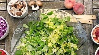 সবজির মধ্যে ভিটামিন কে থাকে। যেমন পালং শাক, লেটুস, ব্রকোলি, ভেজিটেবল অয়েল, ব্লুবেরি, ডিম, চিজ, মাংস, মেটে, সয়াবিন ও গ্রিন টি। 
