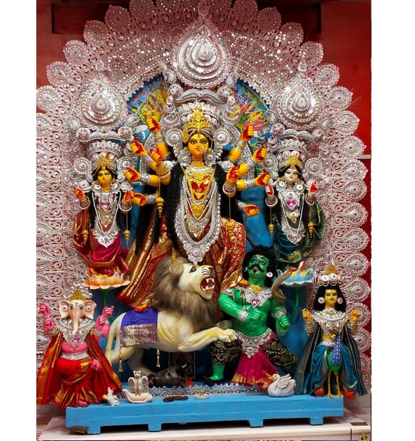 আচ্ছা, বাসন্তী দূর্গাপুজো হলেও, দেবী এখানে বিশেষভাবে বিশেষ রীতি মেনে পূজিতা। নামেও আলাদা তিনি; শাকম্বরী। বিশেষ কোনো মন্ত্রে বা আলাদা কিছু কি বয়েছে যা জানাতে চান, প্রশ্ন করা হলে ঋষি পুনরায় হেসে বলেন, &quot;কোনওরকম মন্ত্র ছাড়াও যদি মাকে 'মা' বলে ডাকা হয়, তাহলেও তিনি সাড়া দেবেন। কিন্তু যেহেতু শাস্ত্র মতে পুজোর রীতি চলে এসেছে বছরের পর বছর ধরে, তাই সেই পথই অনুসরণ করা হয়।&quot; 