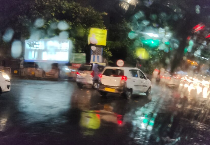  আবহাওয়া দফতরের পক্ষ থেকে জানানো হয়েছে, উত্তর-পশ্চিম দিক থেকে ৬৪ কিলোমিটার প্রতি ঘণ্টা বেগে এদিন কলকাতার উপর দিয়ে বয়ে গিয়েছে কালবৈশাখী ঝড়। Representative Image