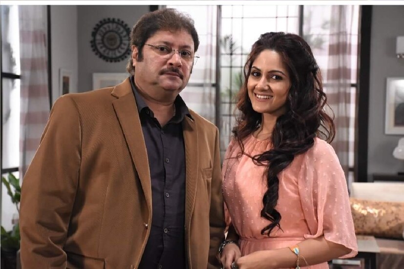 *গুনগুনের ‘ড্যাডি’ ডাঃ কৌশিক বসুর ভূমিকায় অভিনয় করছিলেন অভিষেক চট্টোপাধ্যায়। মোহর ধারাবাহিকে শঙ্খর বাবার (আদিদেব রায়চৌধুরী) ভূমিকাতেও অভিনয়করছিলেন তিনি। সংগৃহীত ছবি। 