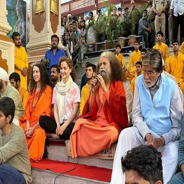 গঙ্গার ধারে দাঁড়িয়ে ঋষিকেশ থেকে ছবিও শেয়ার করেছেন বিগ বি (Big B Ganga Aarti)। নিজের ব্লগে একটি ছবি পোস্ট করে ক্যাপশনে বিগ বি লিখেছেন, “গঙ্গা দেবত্বকে উস্কে দেয়, আত্মাকে এমনভাবে আলিঙ্গন করে যা অন্য কেউ করতে পারে না। মানবজাতির কাছে এমন নানা অজানা আবেগ প্রকাশ পায় যা আমরা দেখি, আমরা শুনি, আমরা জানি কিন্তু আমরা করি না।”