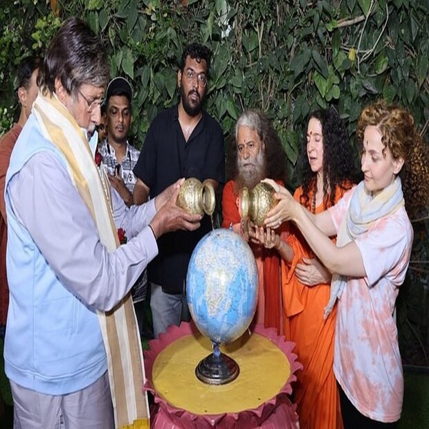 গত সপ্তাহে ইনস্টাগ্রামে গঙ্গার (Big B Ganga Aarti) আরেকটি ছবি শেয়ার করেছেন বিগ বি। নৌকায় চেপে গঙ্গা নদীকে স্পর্শ করেছিলেন তিনি। সোশ্যাল মিডিয়াতে ছবিটি শেয়ার করে, বিগ বি ক্যাপশনে একটি হিন্দি কবিতাও লিখেছিলেন।