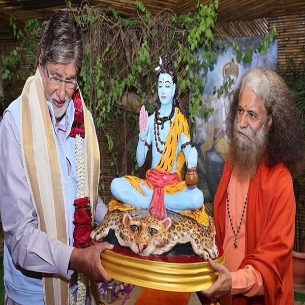 গঙ্গার (Big B Ganga Aarti) প্রতি অভিনেতার ভালোবাসার কারণ ছাড়াও, বিগ বি তাঁর পরবর্তী সিনেমার শ্যুটিংয়ের জন্যই রয়েছেন উত্তরাখণ্ডের এই ধর্মীয় শহরটিতে। 