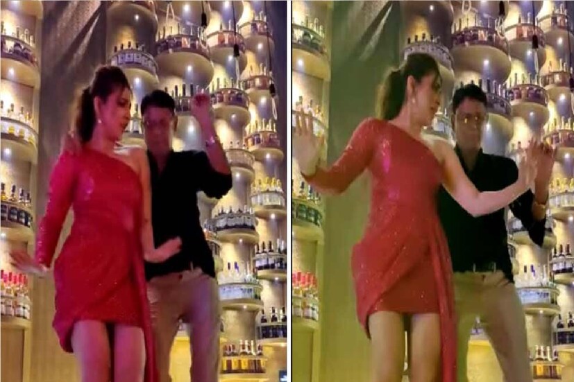 *জন্মদিনের সন্ধ্যায় অঙ্কুশের বাবার সঙ্গে স্টেজ মাতিয়েছেন ঐন্দ্রিলা সেন। (ছবি সৌজন্যেঃ ফেসবুক এবং ইনস্টাগ্রাম হ্যান্ডেল)