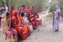 কালনার গ্রামে ১৪ দিন ধরে বিদ্যুৎ নেই, গাছ তলায় সবাই, কারণ শুনলে চমকে যাবেন কালনার গ্রামে ১৪ দিন ধরে বিদ্যুৎ নেই, গাছ তলায় সবাই, কারণ শুনলে চমকে যাবেন