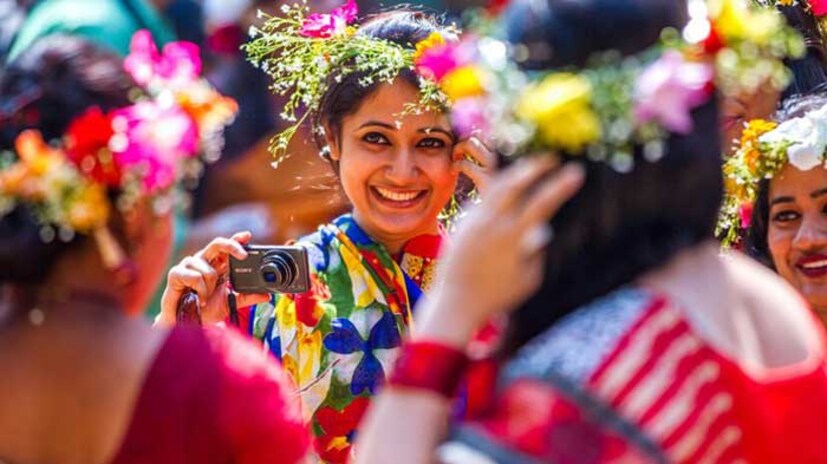 আজ বাদে কাল নতুন বছর। তাই বাঙালির নিজস্ব পয়লা বৈশাখে শাড়ি পরার প্রচলন থাক আগের মতোই। সঙ্গী হোক নতুনত্ব। চিরাচরিত প্রথায় শাড়ি না পরে, বরংএকটু নিজের মতো করে পরা যাক শাড়ি। তাতে থাকুক আরাম আর ফ্যাশন— এ দুইয়ের হাত ধরাধরি সখিত্ব।