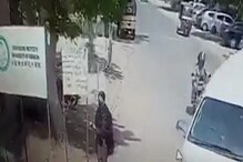 গাছতলায় দাঁড়িয়ে মহিলা, মুহূর্তে আত্মঘাতী বিস্ফোরণে সব শেষ! করাচির ভয়ঙ্কর ভিডিও গাছতলায় দাঁড়িয়ে মহিলা, মুহূর্তে আত্মঘাতী বিস্ফোরণে সব শেষ! করাচির ভয়ঙ্কর ভিডিও