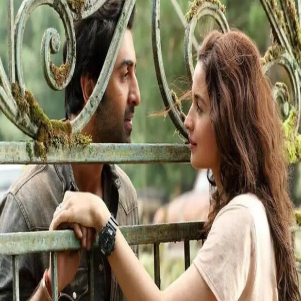 ব্রহ্মাস্ত্রের প্রধান জুটি, সদ্য বিবাহিত রণবীর কাপুর এবং আলিয়া ভাট এই প্রথম একসঙ্গে কাজ করবেন। আলিয়া এবং রণবীরের পাশাপাশি, সিনেমায় অভিনয় করেছেন অমিতাভ বচ্চন, মৌনি রায়, ডিম্পল কাপাডিয়া এবং নাগার্জুন। বলিউড লাইফ জানিয়েছে, ব্রহ্মাস্ত্র পার্ট ওয়ান: শিব-এর জন্য কোন তারকা কত সাম্মানিক পেয়েছেন।