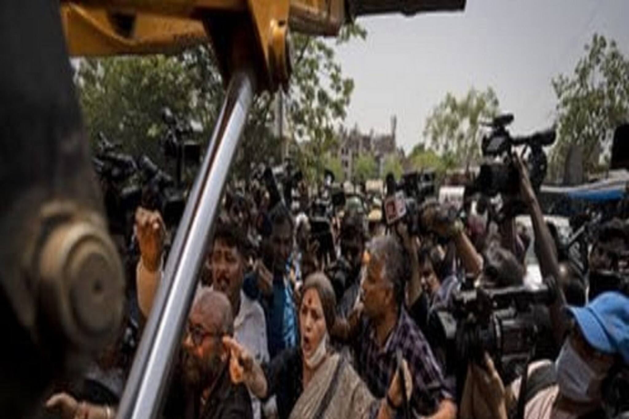 সামনে দাঁড়িয়ে রুখে দিচ্ছেন বুলডোজার, জাহাঙ্গীরপুরীর 'হিরো' এখন বৃন্দা কারাত!