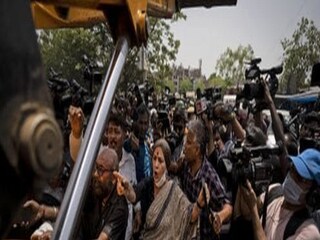 বুলডোজারের সামনে বৃন্দা কারাত!